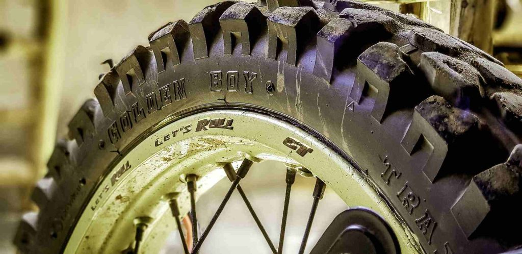 ¿Cómo elegir los neumáticos de moto adecuados para lluvia?