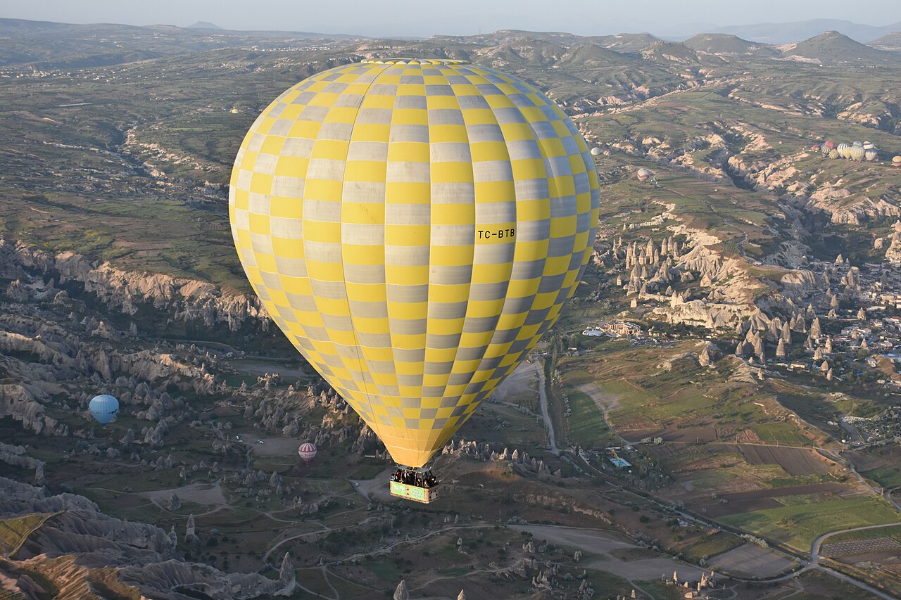 Globo aerostático volando sobre el paisaje de Capadocia, en Turquía